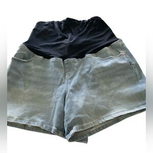 New with tags Women's maternity denim Shorts in size 16